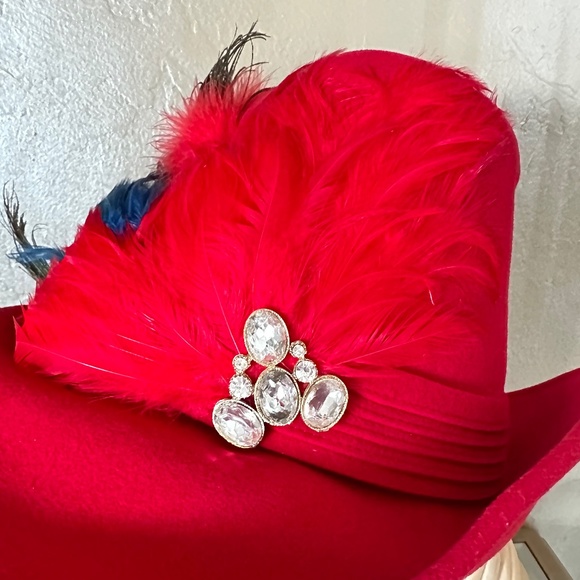 REGAL RED FELT VINTAGE HAT WITH CONICAL CROWN + FEATHER SPRAYS + BROOCH - Picture 10 of 15